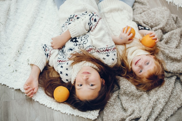 Famiglia che trascorre del tempo a casa in decorazioni natalizie