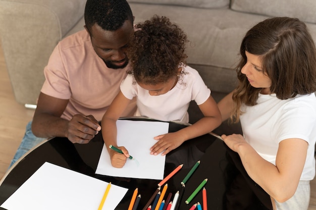 Famiglia che trascorre del tempo insieme a casa