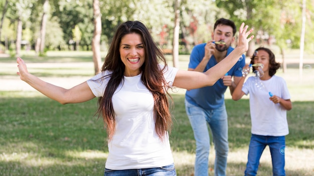 Famiglia che trascorre del tempo insieme al parco e si diverte