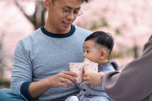 Famiglia che trascorre del tempo insieme all'aperto