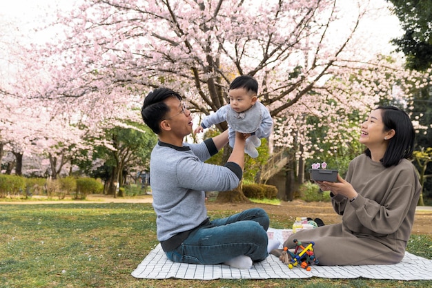 Famiglia che trascorre del tempo insieme all'aperto