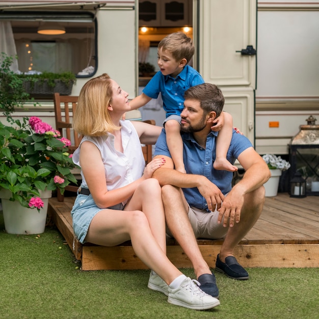 Famiglia che trascorre del tempo insieme fuori dalla roulotte