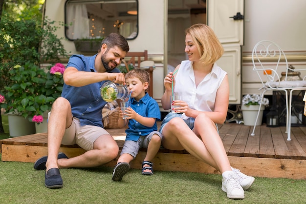 Famiglia che trascorre del tempo insieme fuori