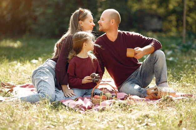 Famiglia con bambini carini in un parco in autunno