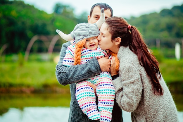 Famiglia con bambino in costume all&#39;esterno