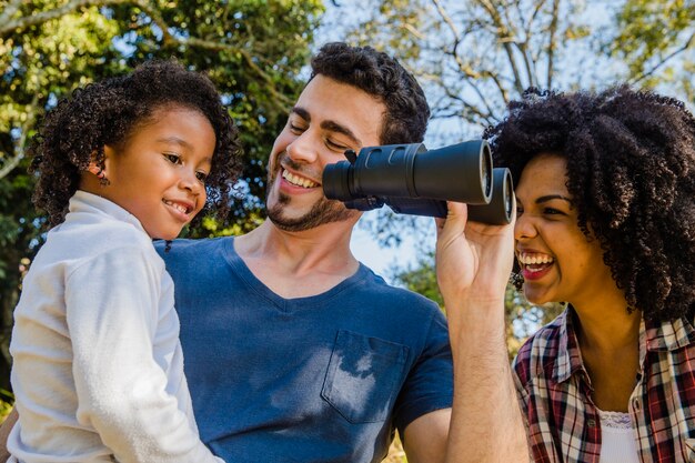 Famiglia con binocolo