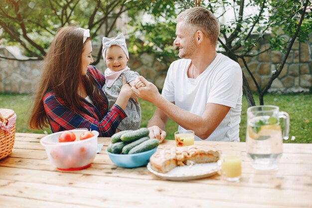 Famiglia con figlia che giocano in cortile