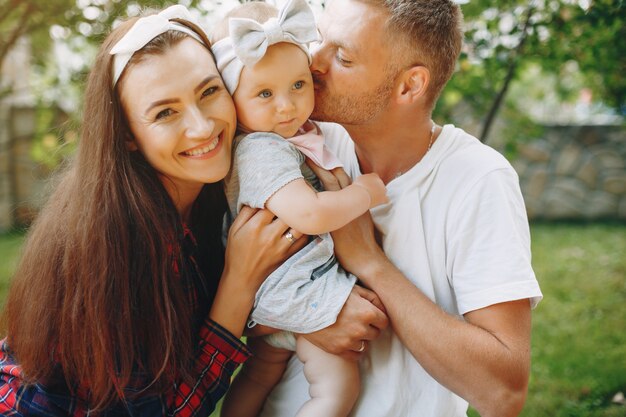 Famiglia con figlia che giocano in cortile