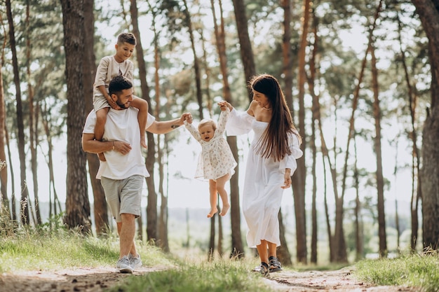 Famiglia con figlia e figlio piccolo nel parco