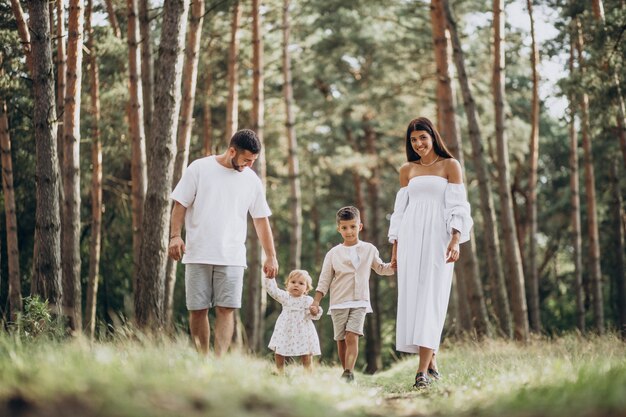 Famiglia con figlia e figlio piccolo nel parco