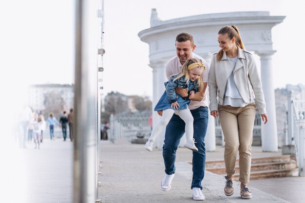 Famiglia con figlia piccola nel parco