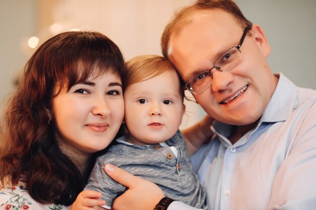 Famiglia con figlio bambino coccole in primo piano.