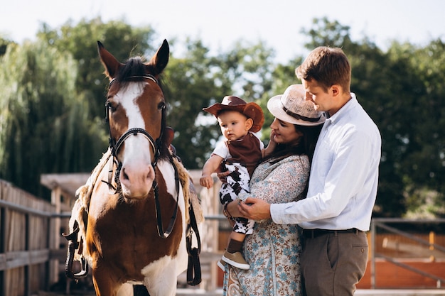 Famiglia con figlio piccolo al ranch