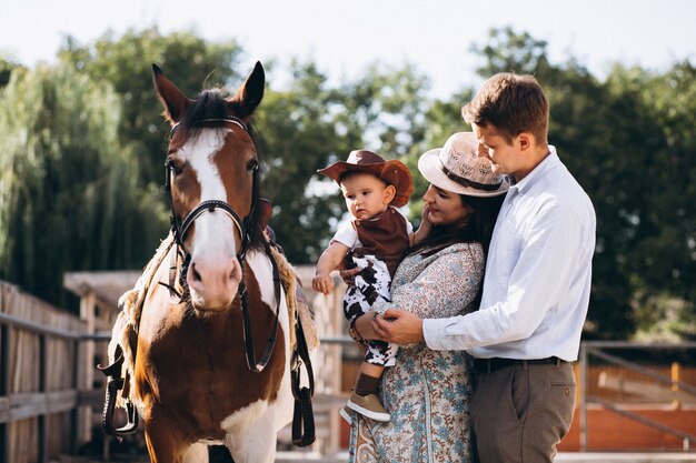 Famiglia con figlio piccolo al ranch