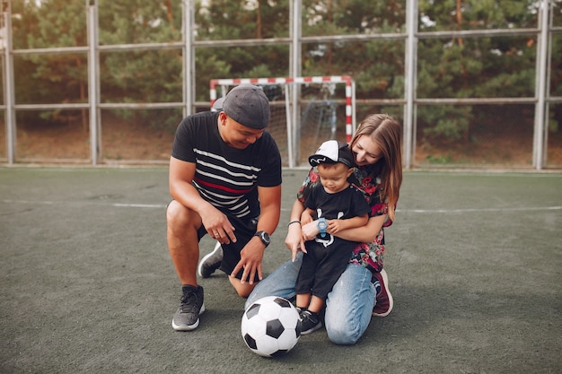 Famiglia con figlio piccolo, giocare a calcio