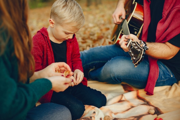 Famiglia con figlio piccolo in un parco d&#39;autunno