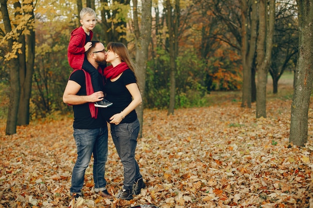 Famiglia con figlio piccolo in un parco d&#39;autunno