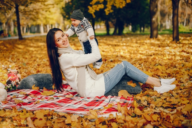 Famiglia con figlio piccolo in un parco d&#39;autunno