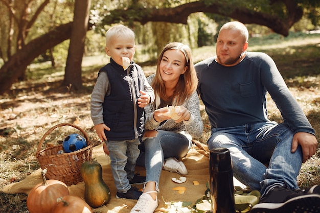 Famiglia con figlio piccolo in un parco in autunno