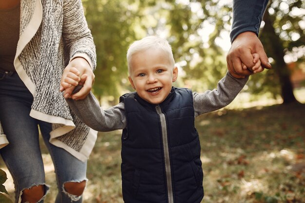 Famiglia con figlio piccolo in un parco in autunno