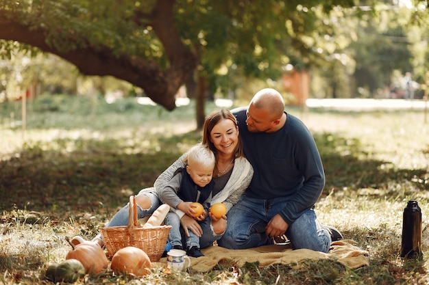 Famiglia con figlio piccolo in un parco in autunno