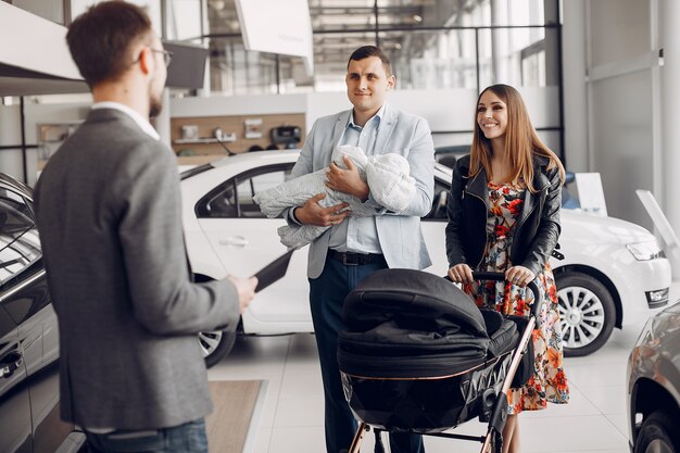 Famiglia con figlio piccolo in un salone di auto