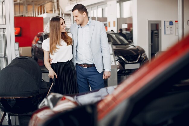 Famiglia con figlio piccolo in un salone di auto