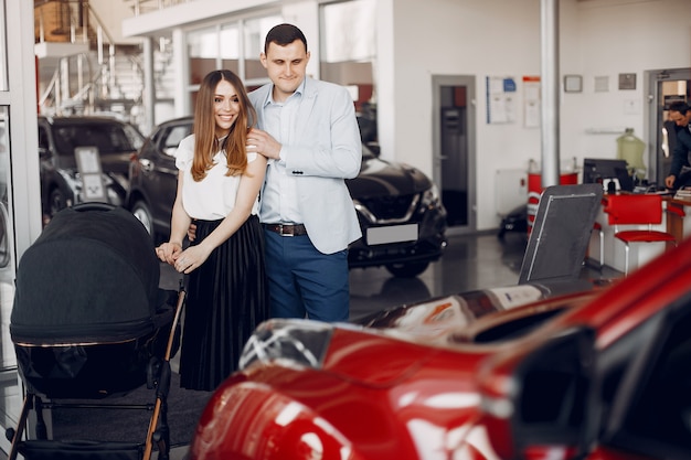 Famiglia con figlio piccolo in un salone di auto