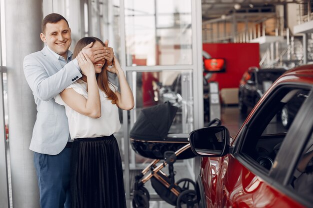 Famiglia con figlio piccolo in un salone di auto