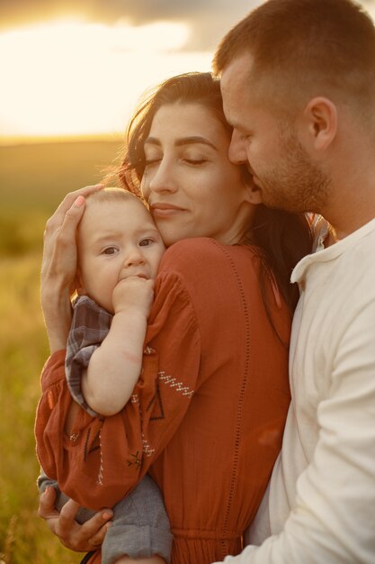 Famiglia con grazioso bambino piccolo. Padre in camicia bianca.