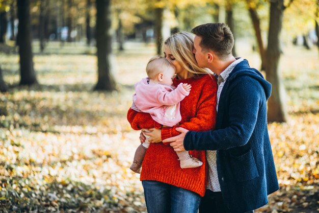 Famiglia con il bambino daugher in un parco di autunno