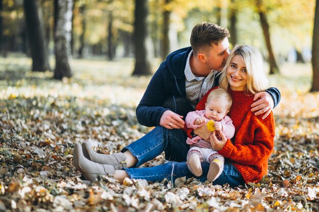 Famiglia con il bambino daugher in un parco di autunno