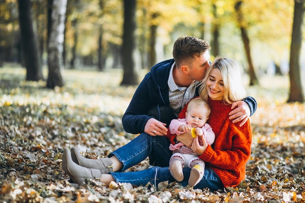 Famiglia con il bambino daugher in un parco di autunno