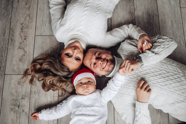 Famiglia con il bambino Santa in cappello.