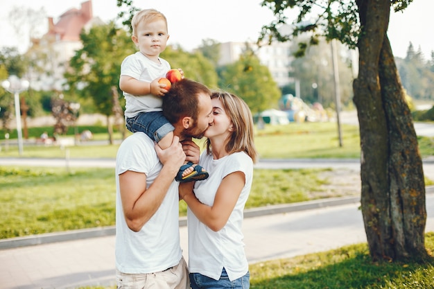 Famiglia con il figlio che gioca in un parco estivo