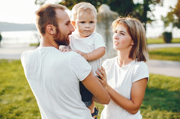 Famiglia con il figlio che gioca in un parco estivo