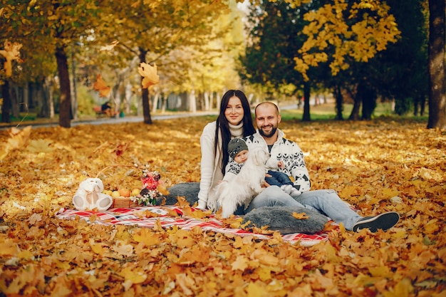 Famiglia con il figlio in un parco in autunno