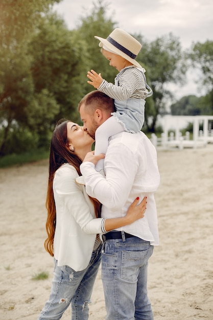 Famiglia con la figlia che gioca in un parco