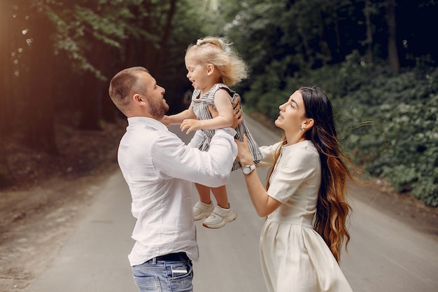 Famiglia con la figlia che gioca in un parco