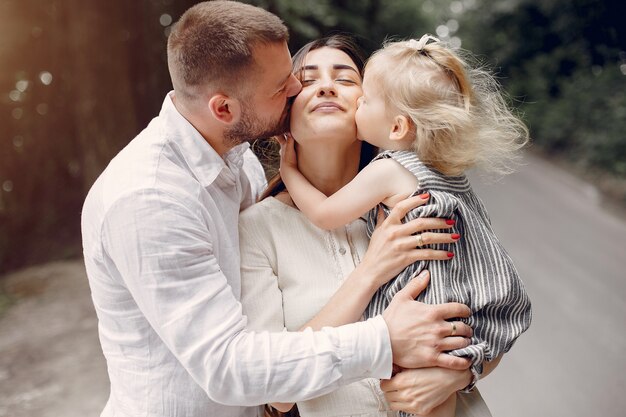 Famiglia con la figlia che gioca in un parco