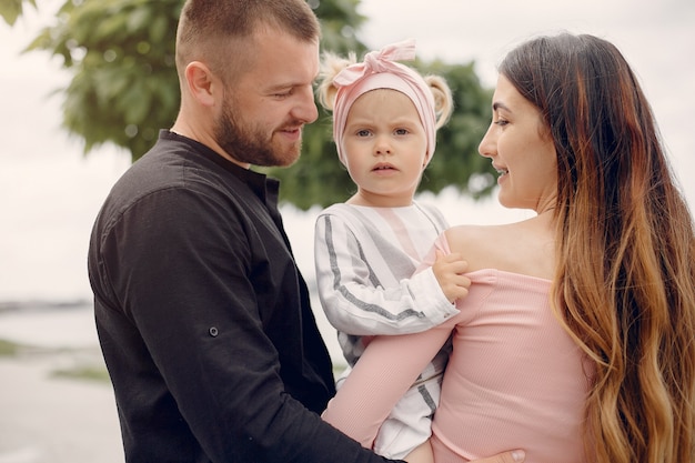 Famiglia con la figlia che gioca in un parco