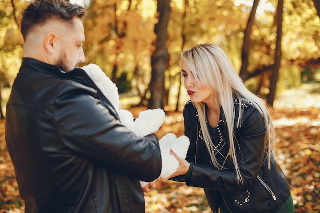 Famiglia con la figlia in un parco in autunno