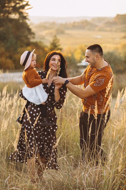 Famiglia con la loro piccola figlia in un campo di autunno