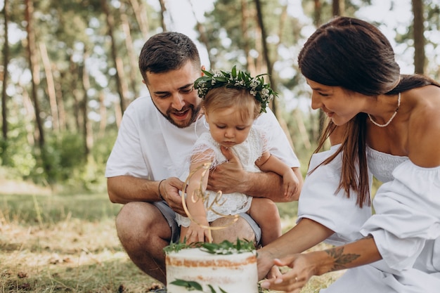 Famiglia con la piccola figlia che celebra il primo compleanno