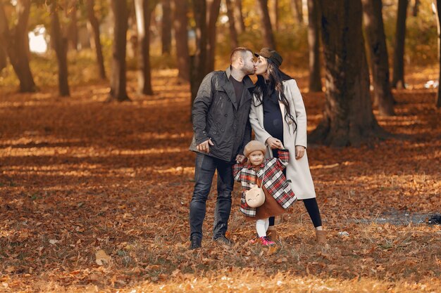 Famiglia con la piccola figlia in un parco di autunno