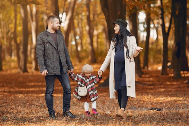 Famiglia con la piccola figlia in un parco di autunno