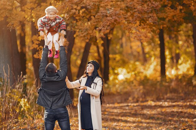 Famiglia con la piccola figlia in un parco di autunno