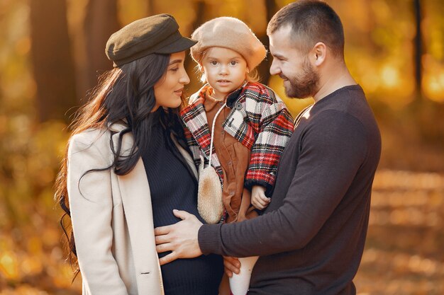 Famiglia con la piccola figlia in un parco di autunno