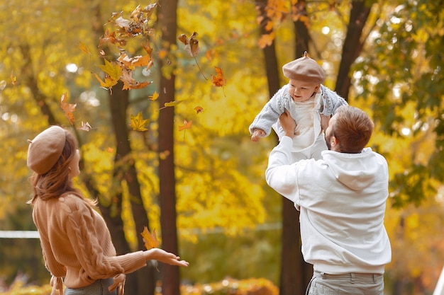 Famiglia con la piccola figlia in un parco di autunno