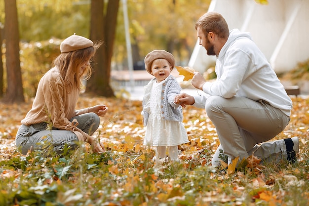 Famiglia con la piccola figlia in un parco di autunno